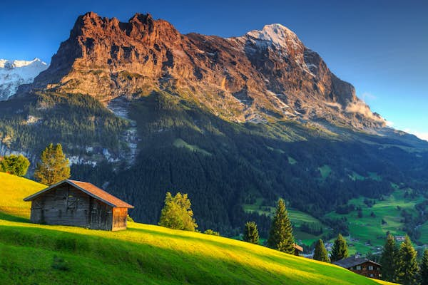 スイスの最も美しい村7選：草原から雪に覆われた山頂まで